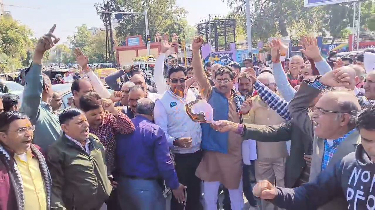 राज्य कर्मचारियों ने जलाई खेमराज कमेटी की रिपोर्ट की होली राज्य कर्मचारियों ने जलाई खेमराज कमेटी की रिपोर्ट की होली