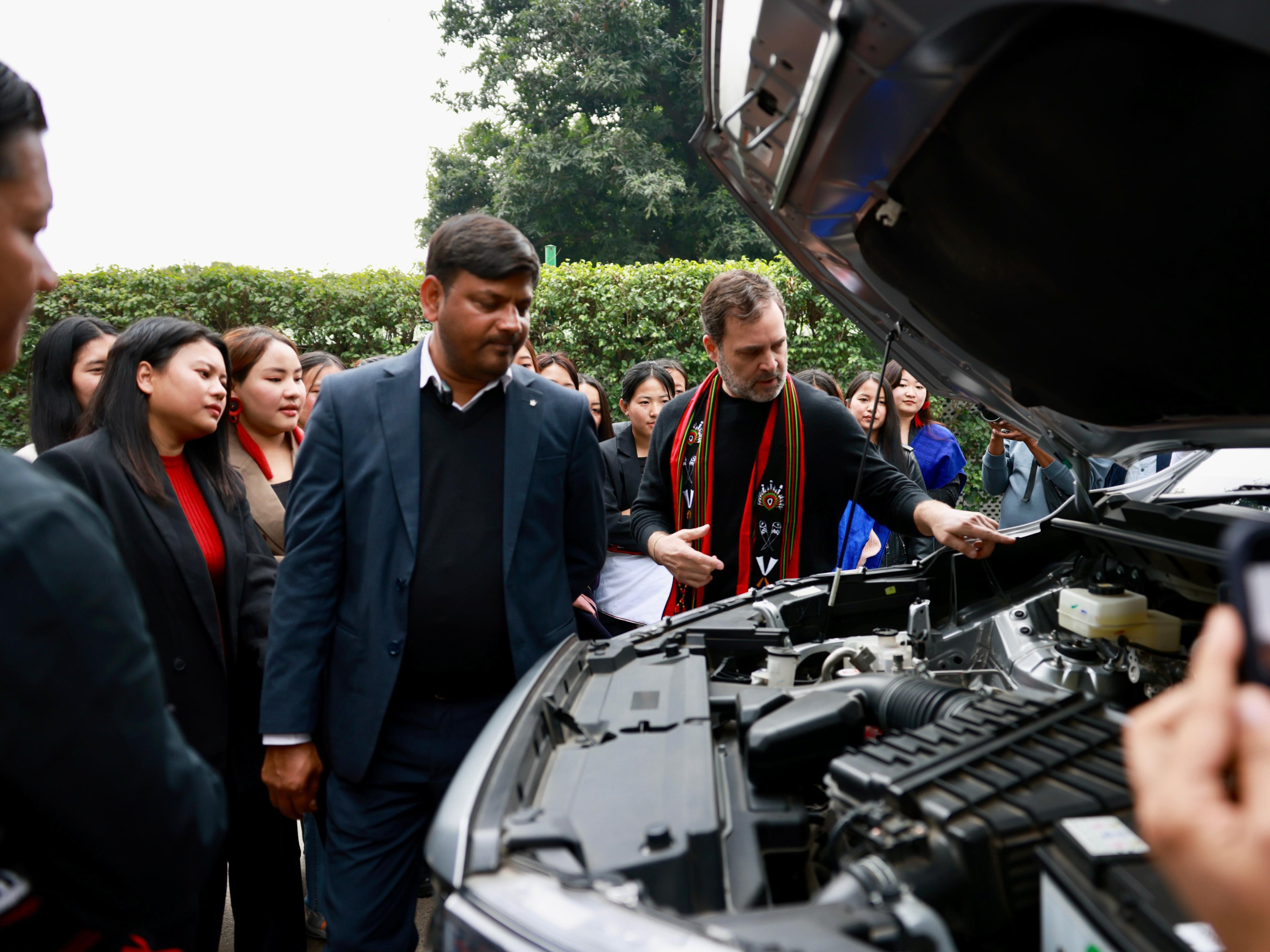 नगालैंड के छात्रों से मुलाकात के दौरान लोकसभा में नेता विपक्ष राहुल गांधी
