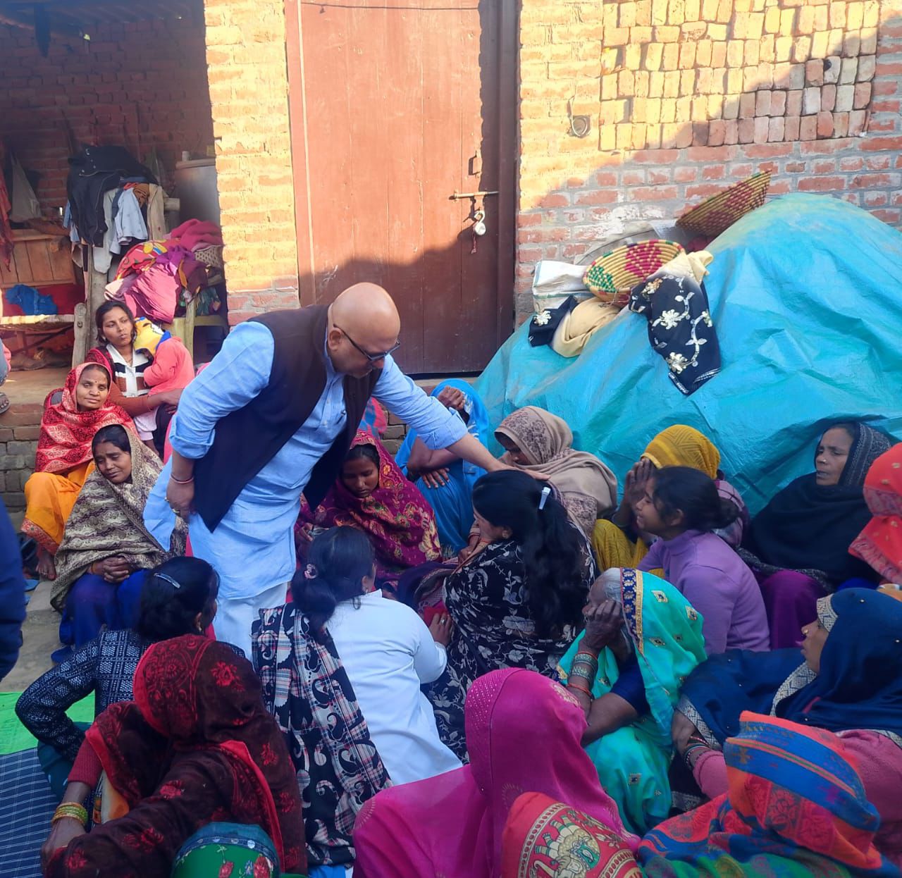 पीड़ित परिवार को सांत्वना देते अजय राय पीड़ित परिवार को सांत्वना देते अजय राय