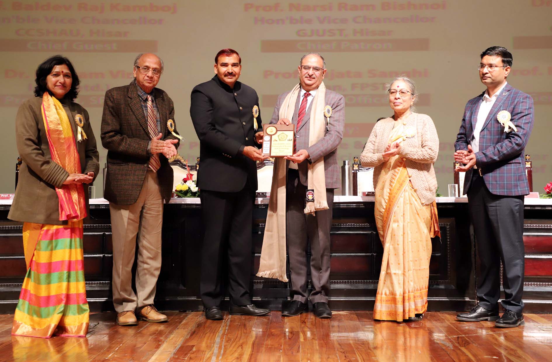 विज्ञान उत्सव के समापन समारोह में मुख्यातिथि कुलपति प्रो. बीआर कम्बोज को सम्मानित करते कुलपति प्रो. नरसी राम बिश्नोई। विज्ञान उत्सव के समापन समारोह में मुख्यातिथि कुलपति प्रो. बीआर कम्बोज को सम्मानित करते कुलपति प्रो. नरसी राम बिश्नोई।