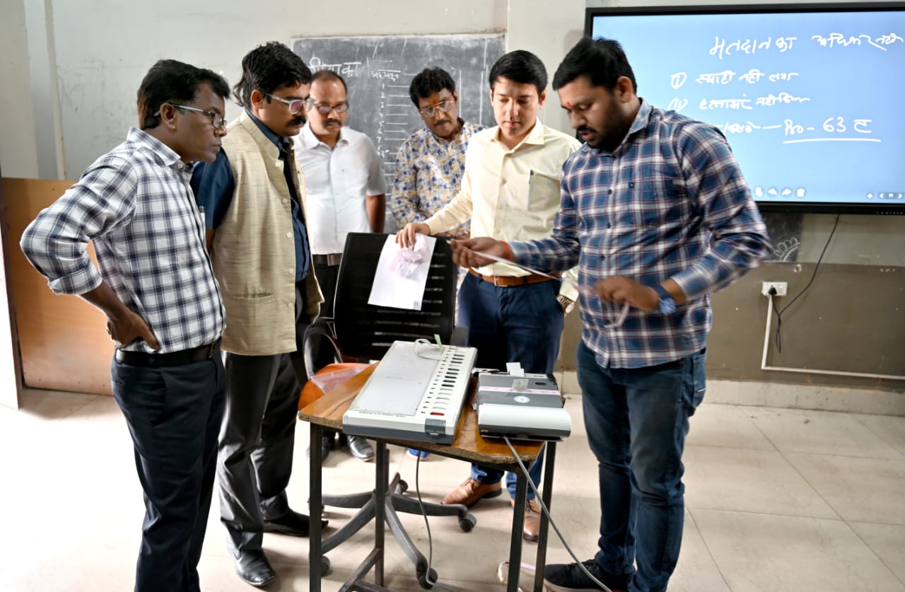 प्रशिक्षण में बताये जा रहे बारीकियों को गंभीरता से समझे - कलेक्टर श्री छिकारा प्रशिक्षण में बताये जा रहे बारीकियों को गंभीरता से समझे - कलेक्टर श्री छिकारा