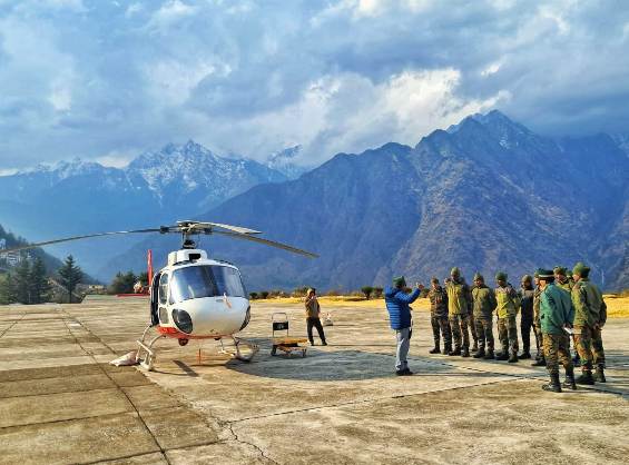 उच्च हिमालयी क्षेत्र में चाैकसी के लिए उड़ान भरता र हेलीकाॅप्टर। उच्च हिमालयी क्षेत्र में चाैकसी के लिए उड़ान भरता र हेलीकाॅप्टर।