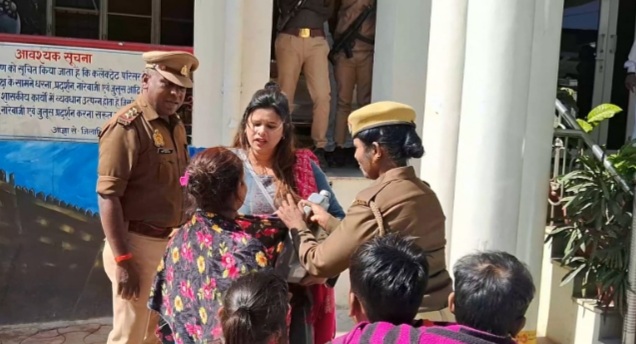 जिलाधिकारी कार्यालय में पीड़ित महिला जिलाधिकारी कार्यालय में पीड़ित महिला