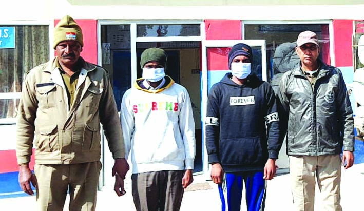 पुलिस गिरफ्त में आरोपित पुलिस गिरफ्त में आरोपित