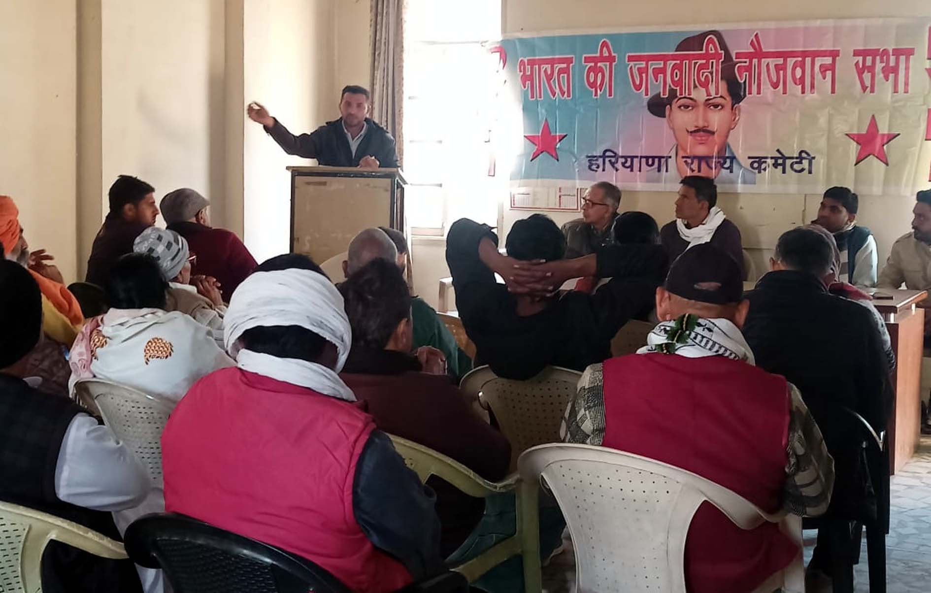 जनवादी नौजवान सभा की बैठक को संबाधित करते वक्ता।