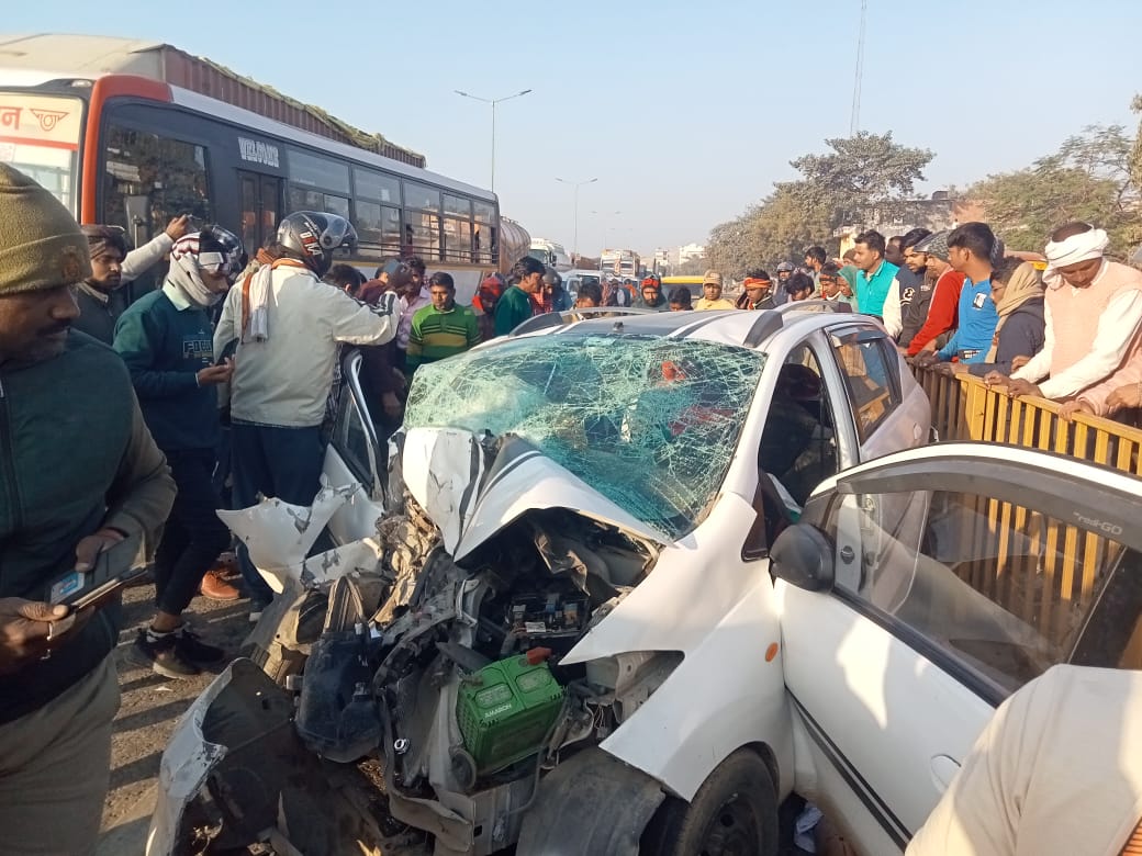 मौके पर क्षतिग्रस्त कार मौके पर क्षतिग्रस्त कार