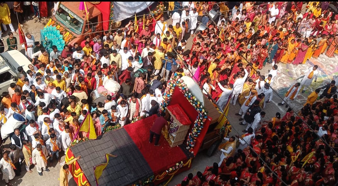 निशान यात्रा में शामिल भक्त निशान यात्रा में शामिल भक्त