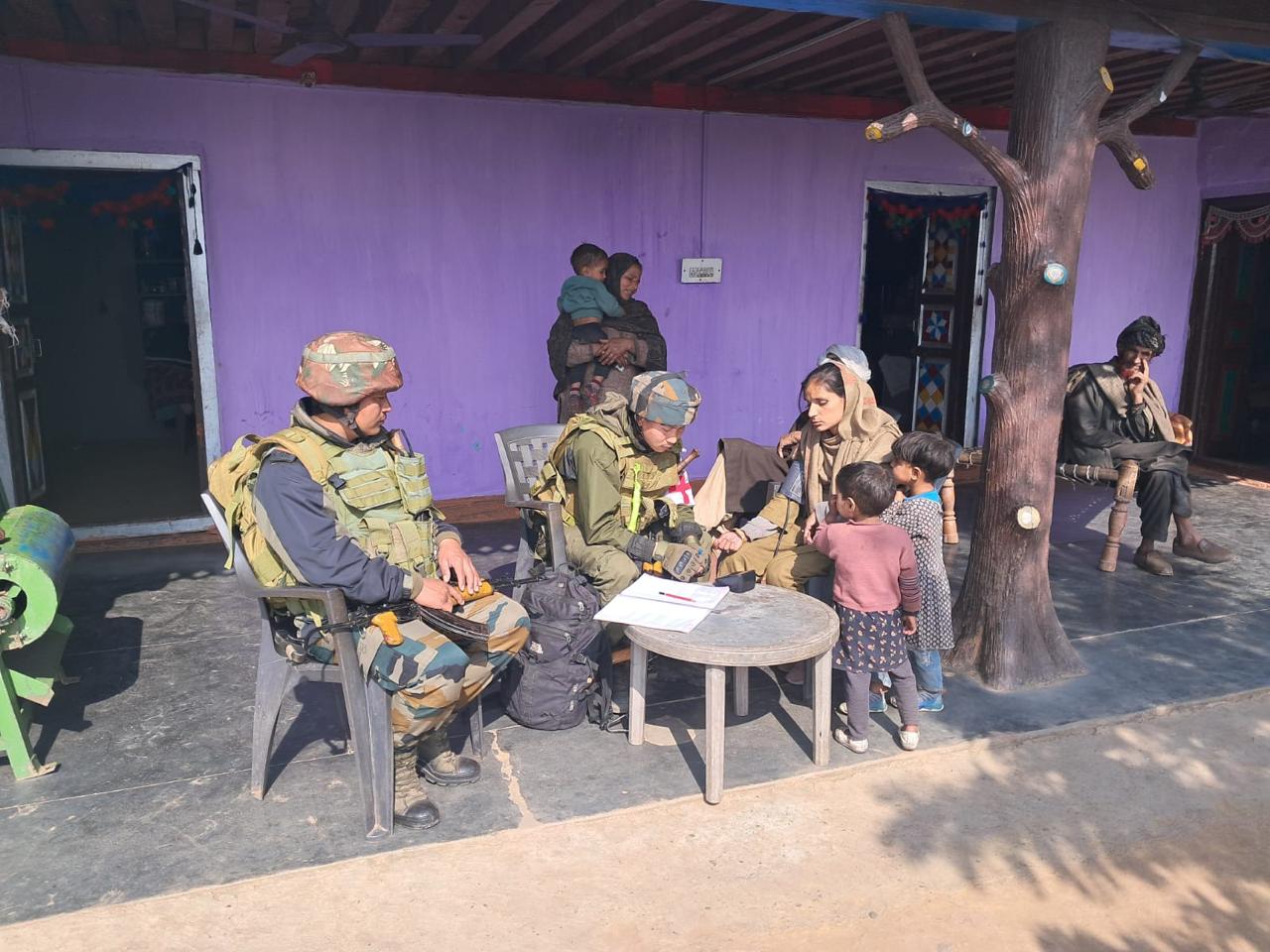 भारतीय सेना ने राजौरी और रियासी के सुदूर गांवों में चिकित्सा गश्त की भारतीय सेना ने राजौरी और रियासी के सुदूर गांवों में चिकित्सा गश्त की