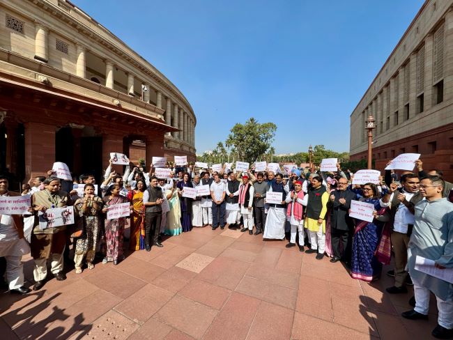 अमेरिका से भारतीयों को अमानवीय तरीके से निर्वासित करने के मुद्दे को लेकर गुरुवार को संसद परिसर में प्रदर्शन करते विपक्षी दलों के सांसद अमेरिका से भारतीयों को अमानवीय तरीके से निर्वासित करने के मुद्दे को लेकर गुरुवार को संसद परिसर में प्रदर्शन करते विपक्षी दलों के सांसद
