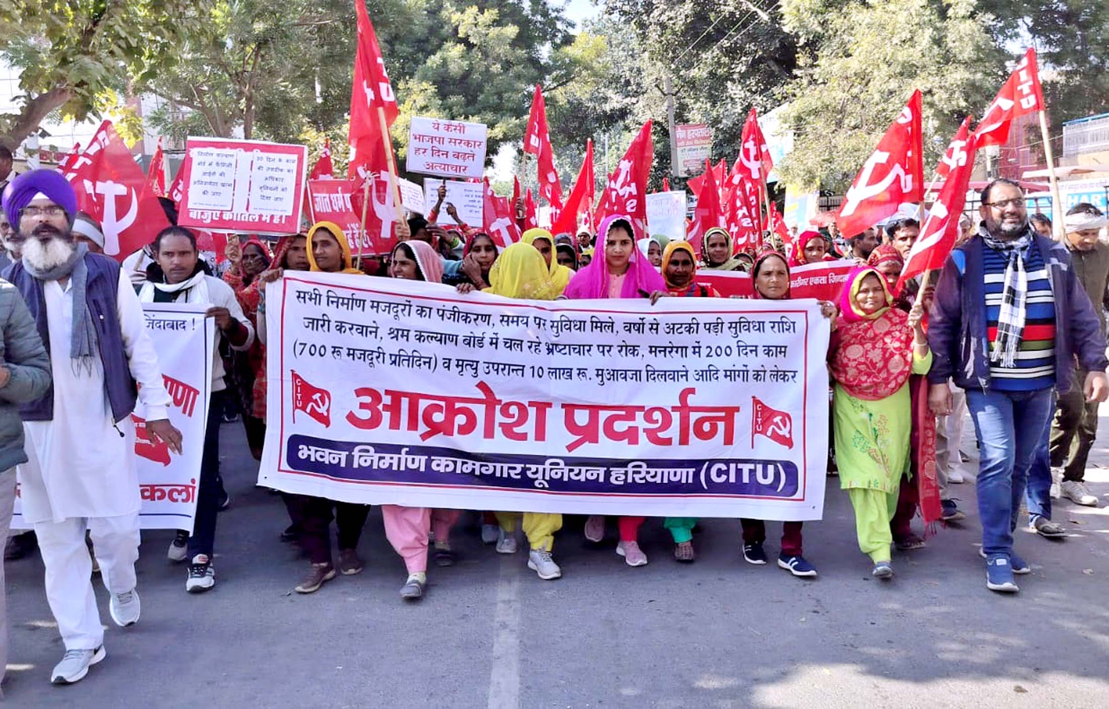 मांगों को लेकर प्रदर्शन करते हुए मजदूर। मांगों को लेकर प्रदर्शन करते हुए मजदूर।