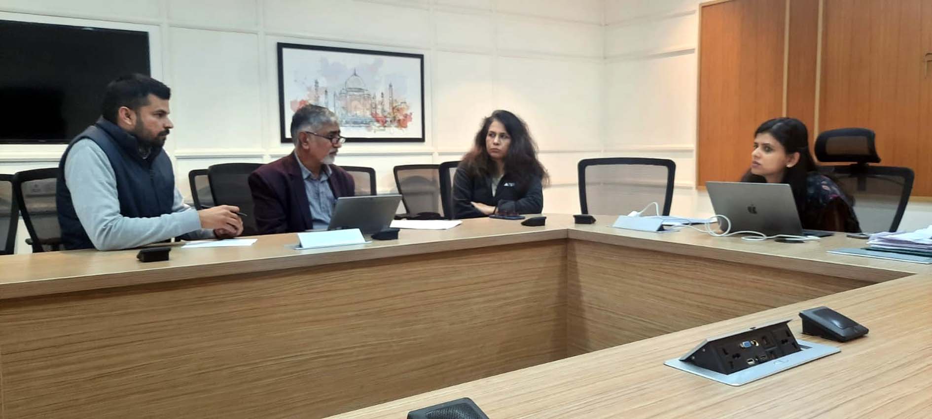 हिसार में स्वास्थ्य विभाग के अधिकारियों के साथ बैठक करती अतिरिक्त उपायुक्त सी.जयाश्रद्धा। हिसार में स्वास्थ्य विभाग के अधिकारियों के साथ बैठक करती अतिरिक्त उपायुक्त सी.जयाश्रद्धा।