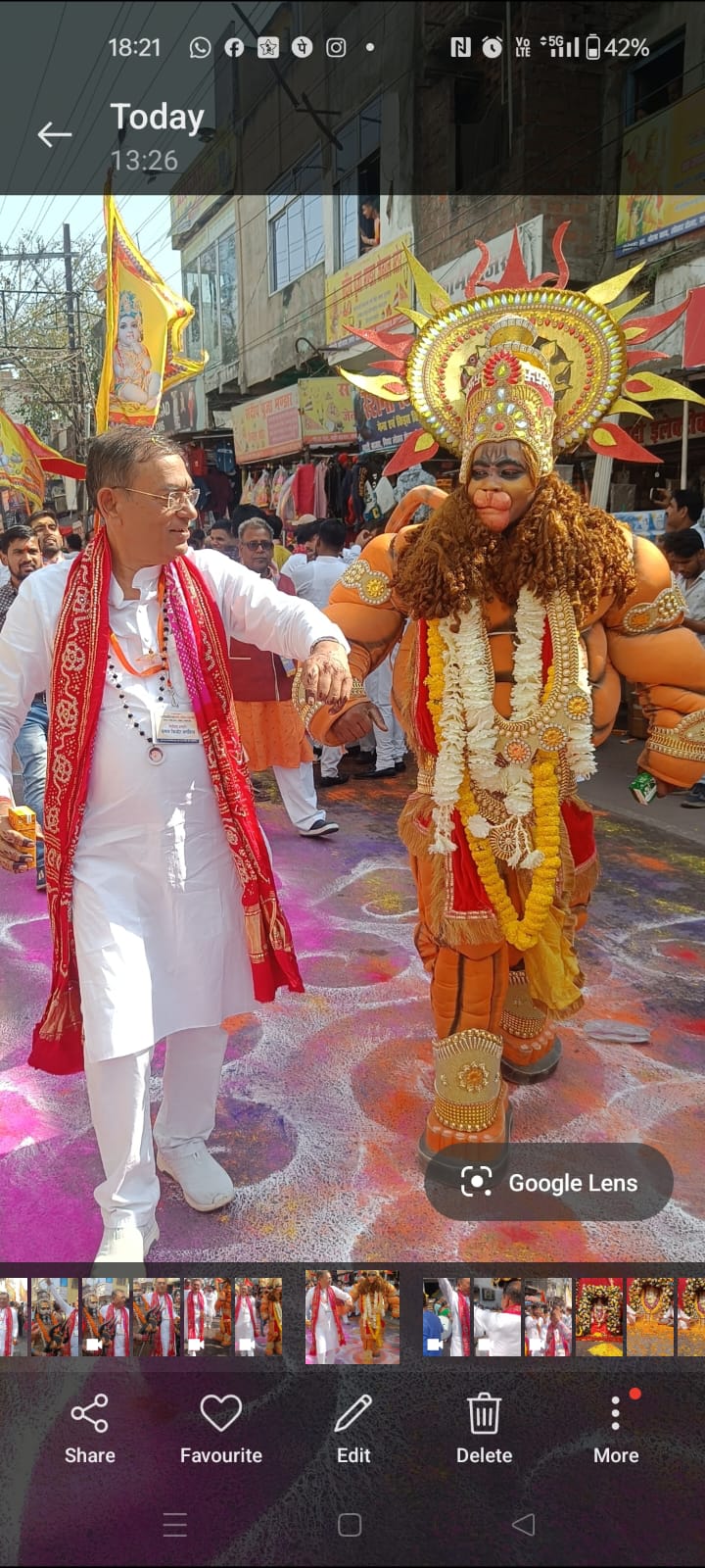यात्रा में झूमते भक्त यात्रा में झूमते भक्त