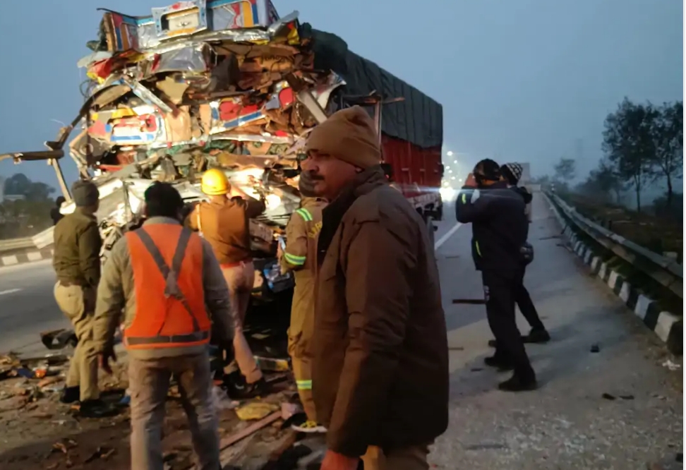 दुर्घटना ग्रस्त ट्रक दुर्घटना ग्रस्त ट्रक