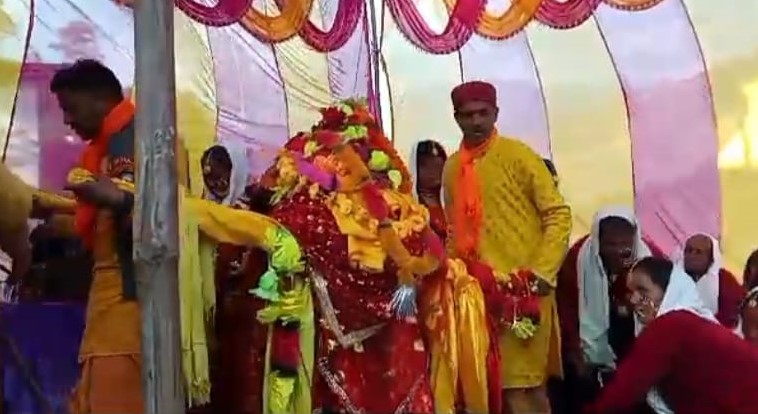देवाल में वन देवी की डोली का स्वागत करते हुए ग्रामीण। देवाल में वन देवी की डोली का स्वागत करते हुए ग्रामीण।