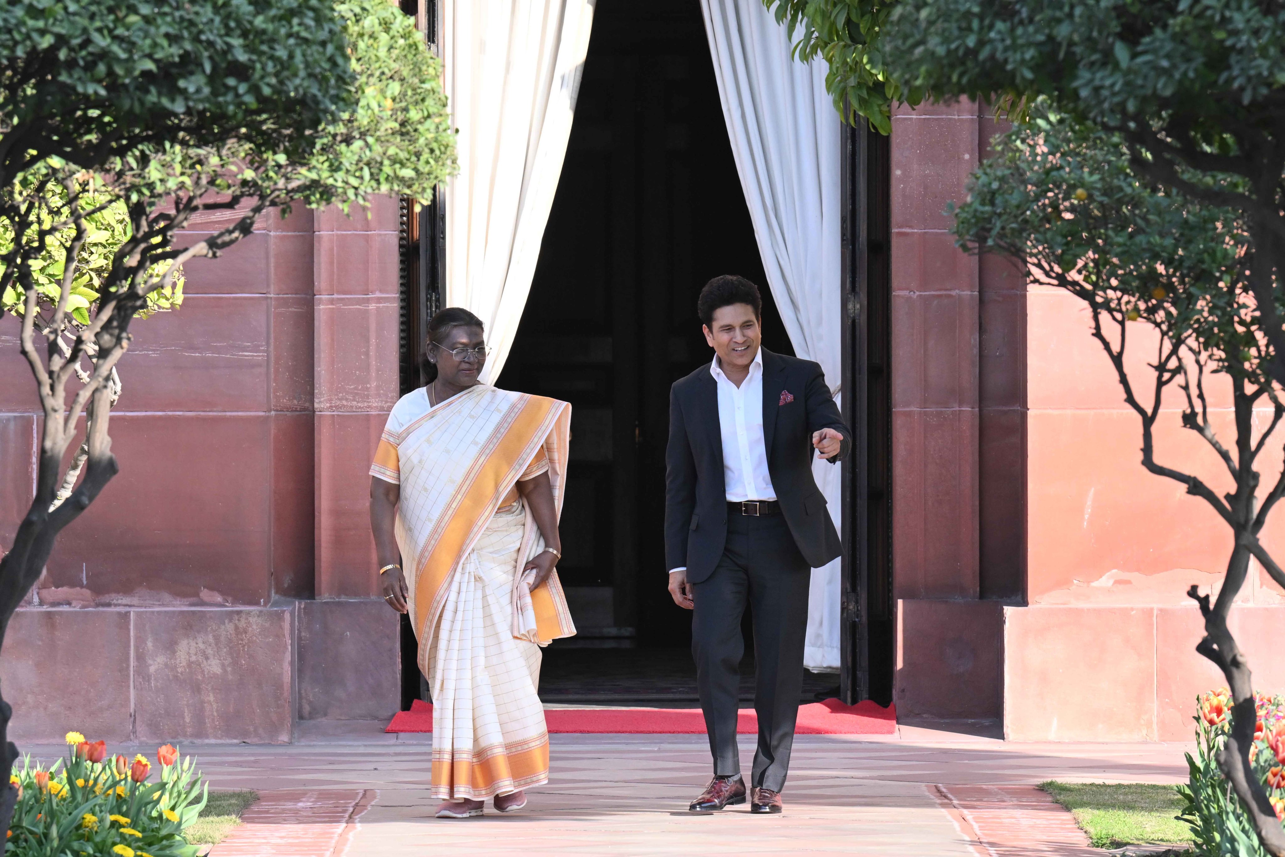 राष्ट्रपति द्रौपदी मुर्मू और क्रिकेटर सचिन तेंदुलकर राष्ट्रपति द्रौपदी मुर्मू और क्रिकेटर सचिन तेंदुलकर