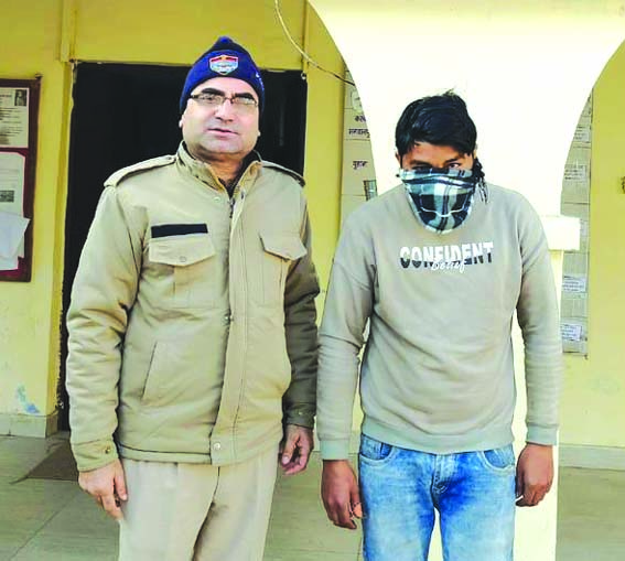 पुलिस गिरफ्त में आरोपित पुलिस गिरफ्त में आरोपित