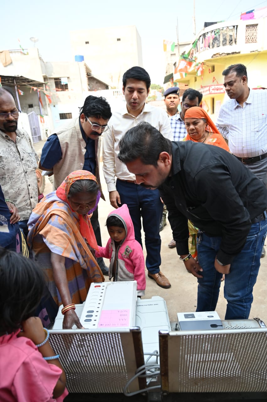 कोरबा : मतदान से पहले आम नागरिक ले रहें हैं मतदान करने की जानकारी कोरबा : मतदान से पहले आम नागरिक ले रहें हैं मतदान करने की जानकारी
