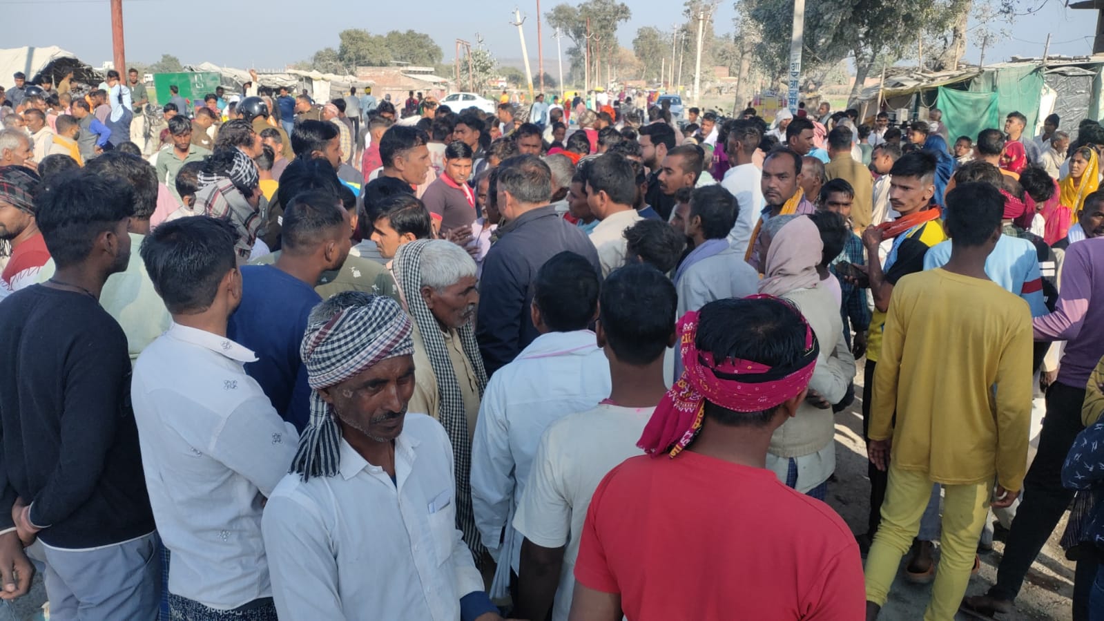 सडक जाम करते ग्रामीण। सडक जाम करते ग्रामीण।
