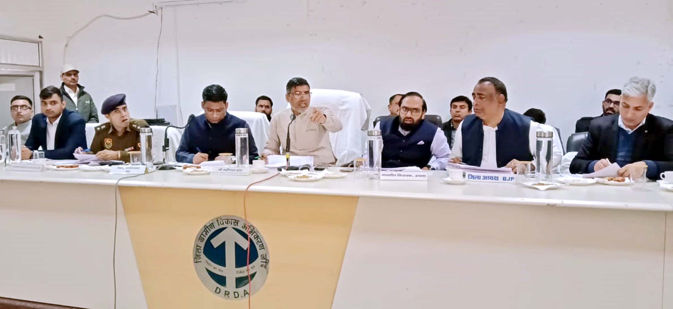 शिकायत सुनते हुए महिपाल ढांडा। शिकायत सुनते हुए महिपाल ढांडा।