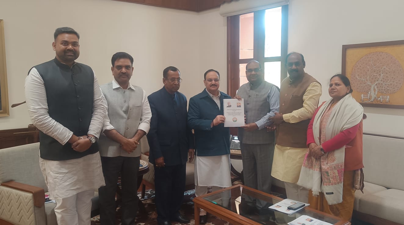 भाजपा अध्यक्ष को रिपोर्ट सौंपते समिति भाजपा अध्यक्ष को रिपोर्ट सौंपते समिति