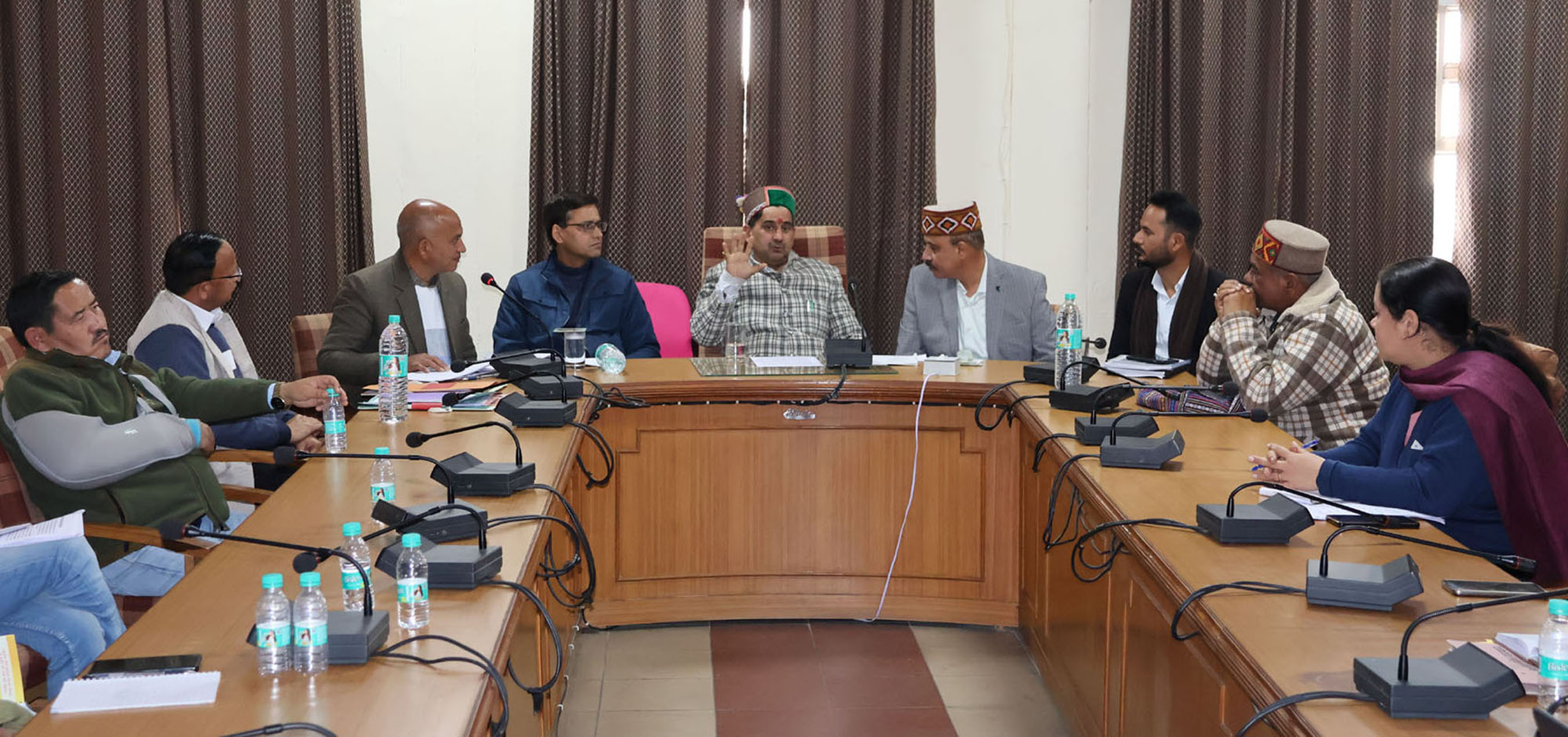 समीक्षा बैठक की अध्यक्षता करते हुए उपमुख्य सचेतक। समीक्षा बैठक की अध्यक्षता करते हुए उपमुख्य सचेतक।