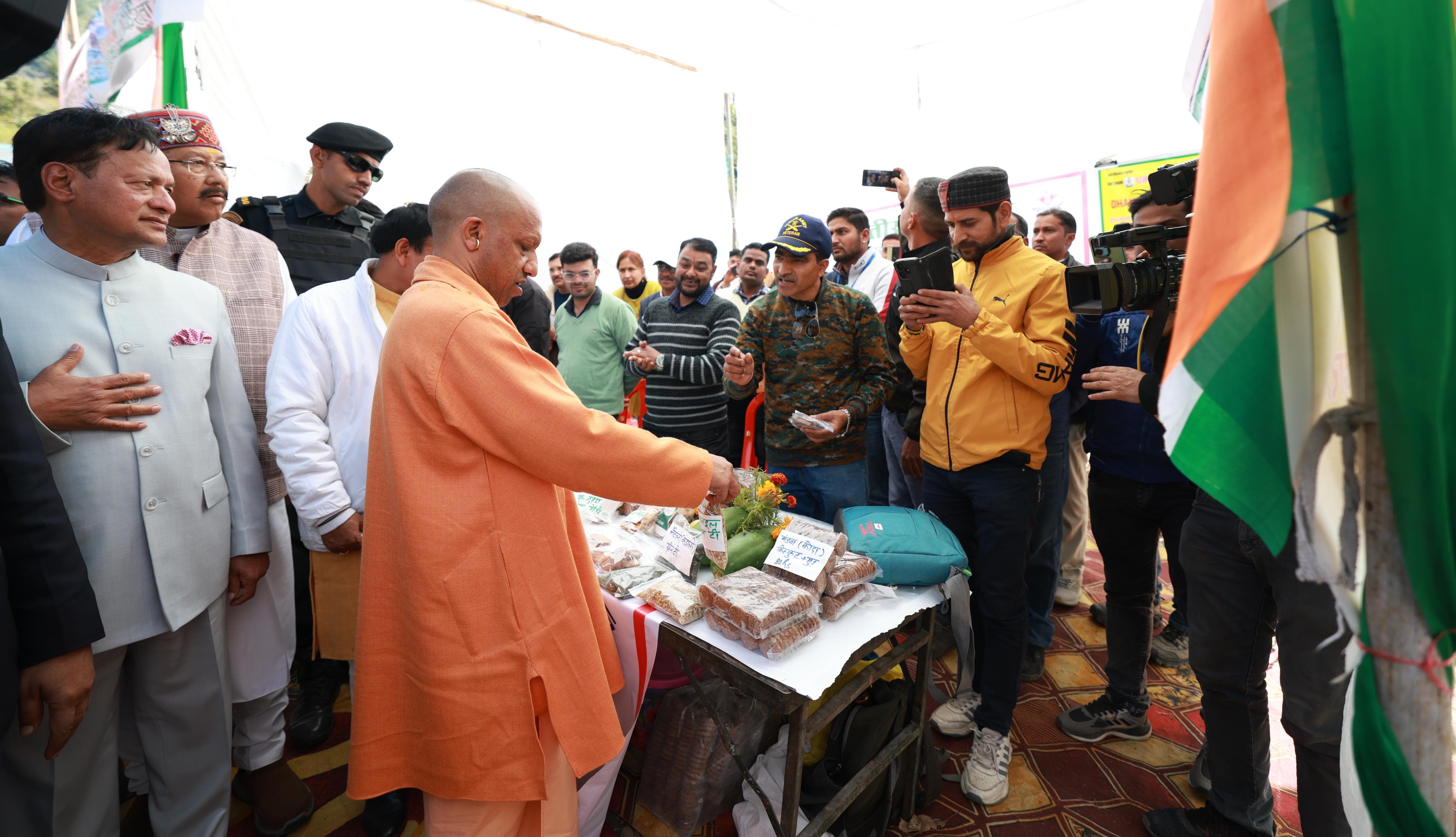 पाैड़ी गढ़वाल के विथ्याणी गांव में पंतनगर कृषि विश्वविद्यालय के स्टाॅल का निरीक्षण करते याेगी आदित्यनाथ। पाैड़ी गढ़वाल के विथ्याणी गांव में पंतनगर कृषि विश्वविद्यालय के स्टाॅल का निरीक्षण करते याेगी आदित्यनाथ।