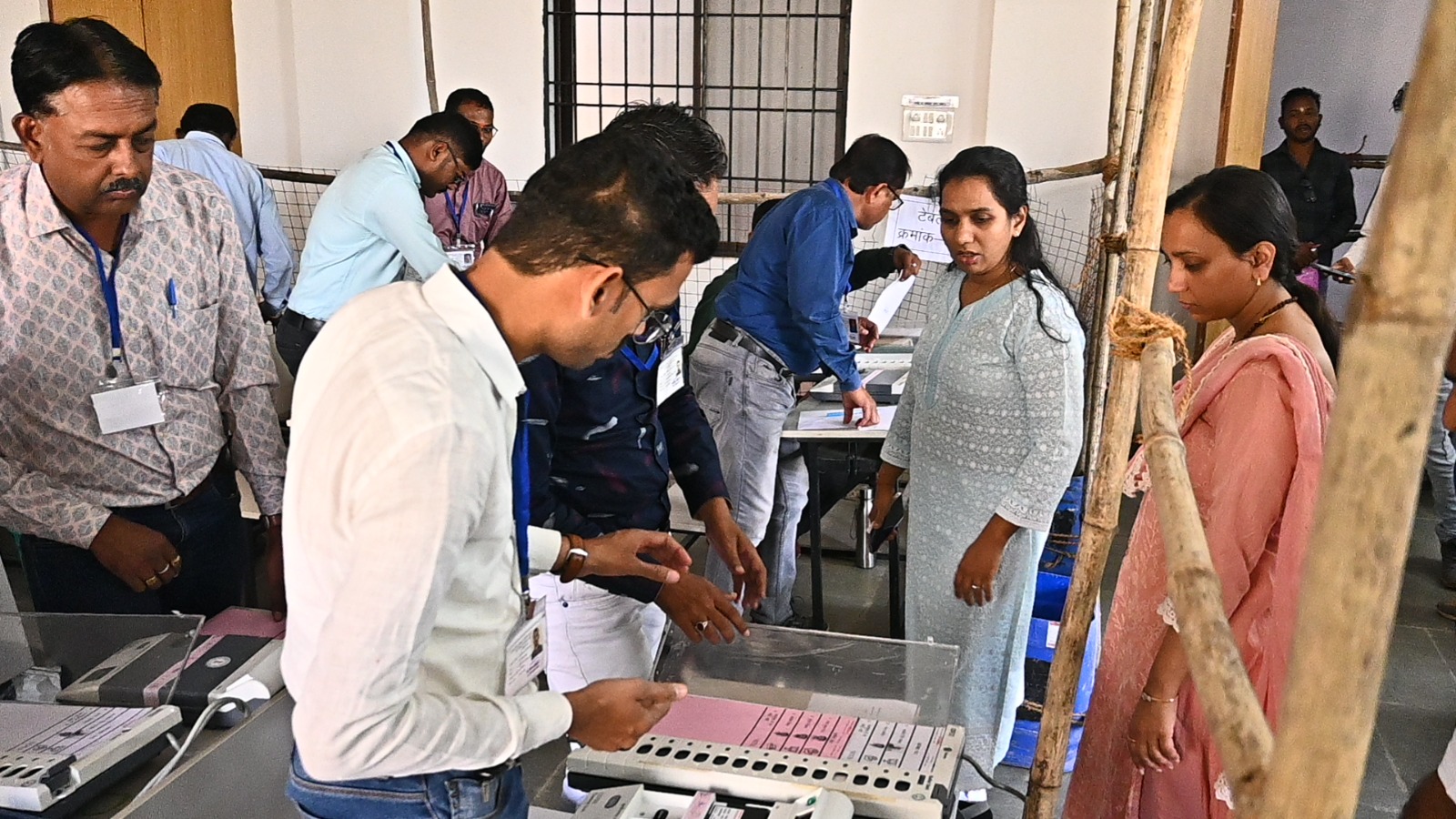 कमीशनिंग कार्य का निरीक्षण करती हुई जिला निर्वाचन अधिकारी कलेक्टर नम्रता गांधी। कमीशनिंग कार्य का निरीक्षण करती हुई जिला निर्वाचन अधिकारी कलेक्टर नम्रता गांधी।