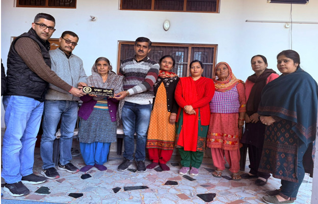 प्रज्ञा सोनी पुत्री विजय सोनी के घर जाकर उनके नाम की पट्टिका लगाते बाल विकास परियोजना अधिकारी संजय गर्ग तथा नगर परिषद नादौन के अध्यक्ष शम्मी सोनी प्रज्ञा सोनी पुत्री विजय सोनी के घर जाकर उनके नाम की पट्टिका लगाते बाल विकास परियोजना अधिकारी संजय गर्ग तथा नगर परिषद नादौन के अध्यक्ष शम्मी सोनी