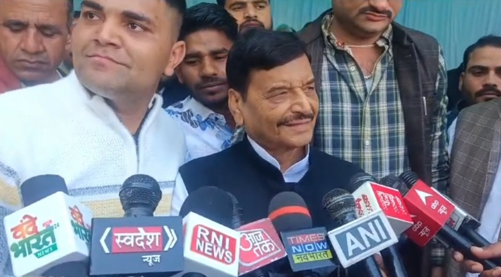 मीडिया से बात करते सपा महासचिव शिवपाल यादव