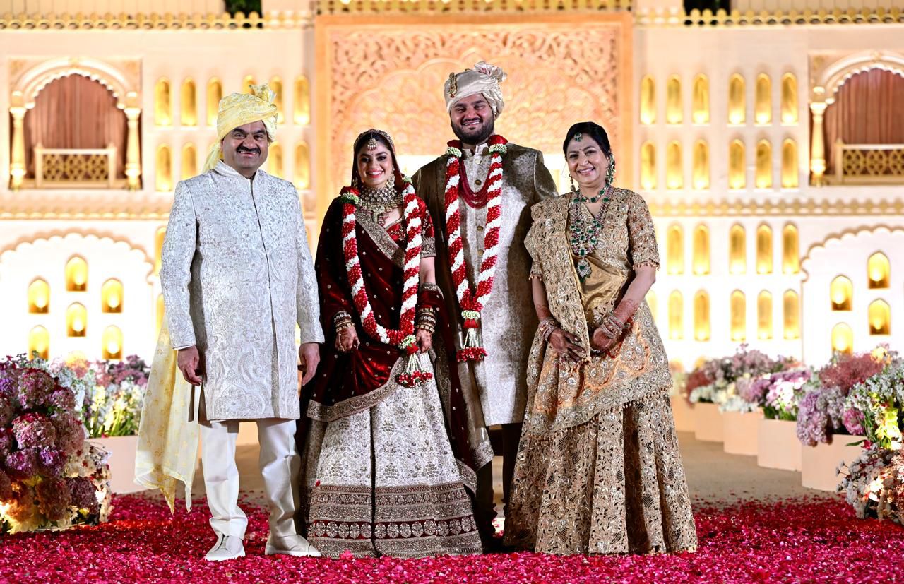 अहमदाबाद के बेल्वेडियर क्लब, अदाणी शांतिग्राम टाउनशिप में संपन्न हुई, जहां जीत अदाणी और हीरा कारोबारी जैमिन शाह की बेटी दिवा शादी के बंधन में बंध गए। अहमदाबाद के बेल्वेडियर क्लब, अदाणी शांतिग्राम टाउनशिप में संपन्न हुई, जहां जीत अदाणी और हीरा कारोबारी जैमिन शाह की बेटी दिवा शादी के बंधन में बंध गए।