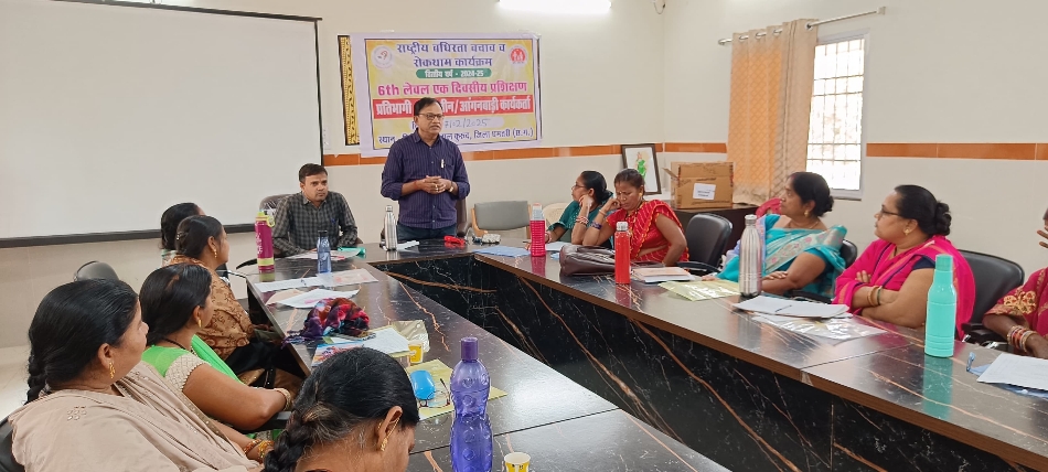 कान रोग के बारे में जानकारी देते हुए डा नरेश कुमार कामड़े। कान रोग के बारे में जानकारी देते हुए डा नरेश कुमार कामड़े।