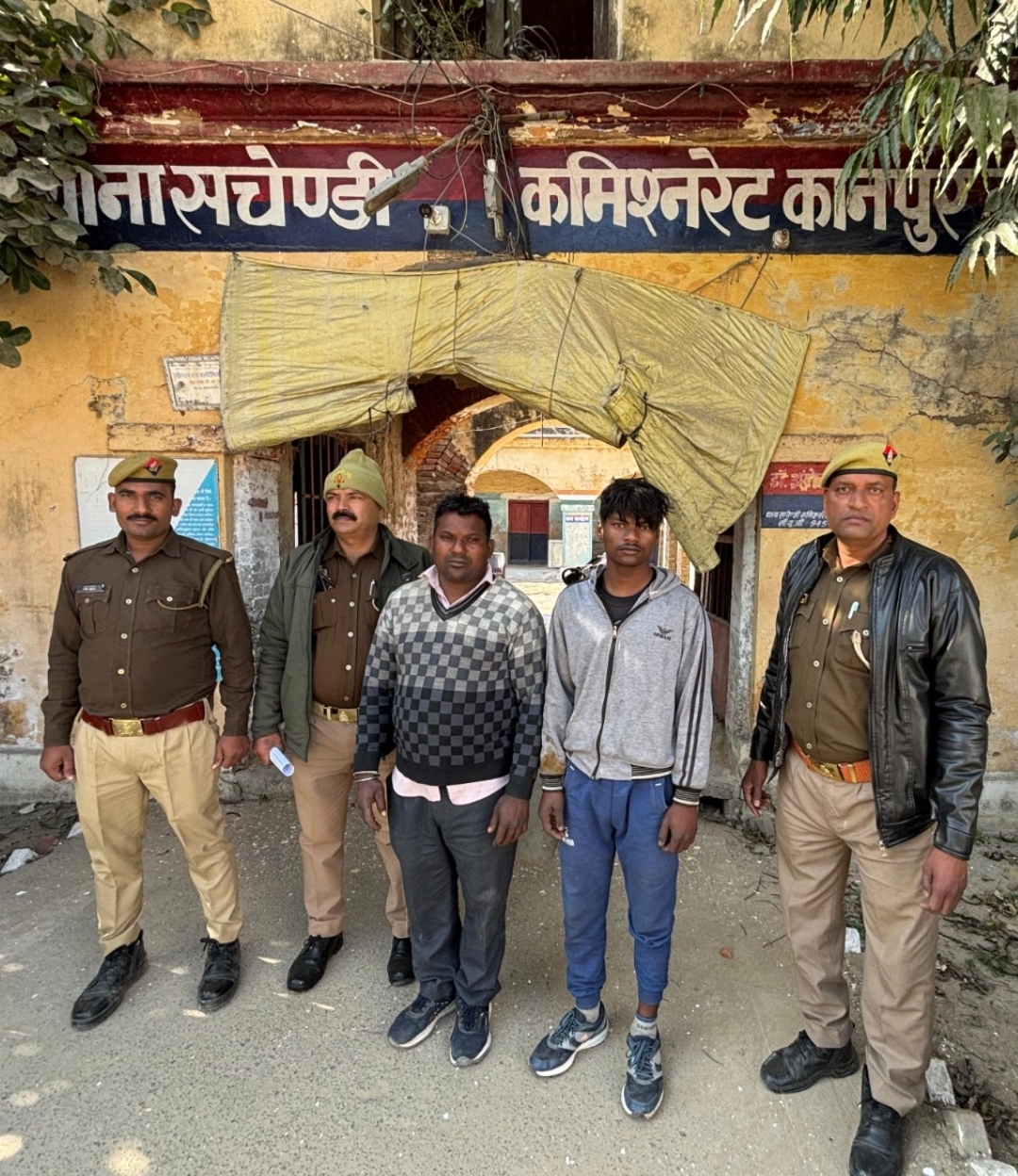 पुलिस की गिरफ्त में हत्यारे भाई पुलिस की गिरफ्त में हत्यारे भाई