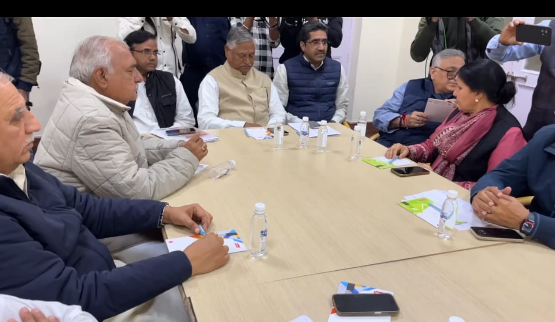 निगम चुनाव पर मंथन करते हरियाणा कांग्रेस के नेता निगम चुनाव पर मंथन करते हरियाणा कांग्रेस के नेता