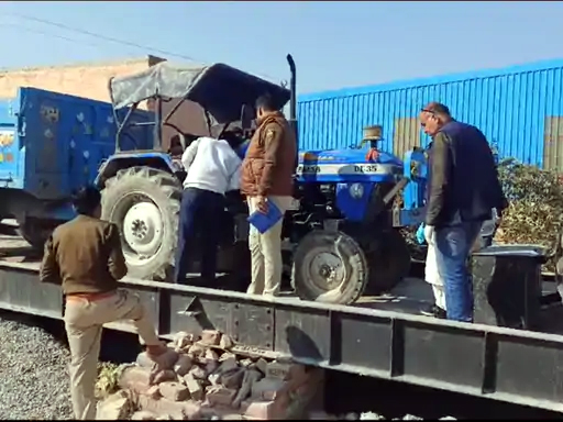 फरीदाबाद में शव को अस्पताल भिजवाती पुलिस व जांच करती फोरेंसिक टीम। फरीदाबाद में शव को अस्पताल भिजवाती पुलिस व जांच करती फोरेंसिक टीम।