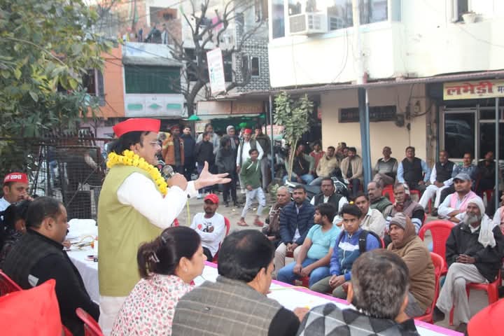 कार्यक्रम के दौरान सभा को संबोधित करते सपा नगर अध्यक्ष कार्यक्रम के दौरान सभा को संबोधित करते सपा नगर अध्यक्ष