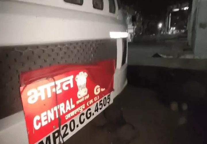 राजेन्द्र शर्मा के दफ्तर के बाहर खड़ी सीजीएसटी टीम की गाड़ी राजेन्द्र शर्मा के दफ्तर के बाहर खड़ी सीजीएसटी टीम की गाड़ी