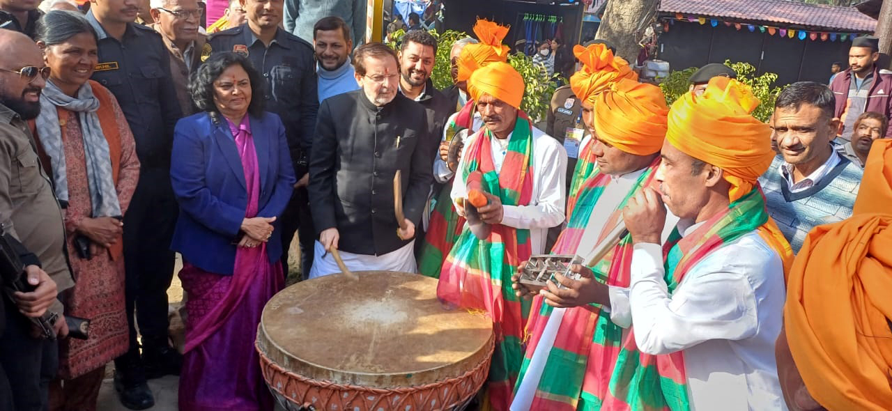 मेला अवलोकन के दौरान नगाड़ा बजाकर कलाकारों का हौसला बढ़ाते पर्यटन मंत्री। मेला अवलोकन के दौरान नगाड़ा बजाकर कलाकारों का हौसला बढ़ाते पर्यटन मंत्री।