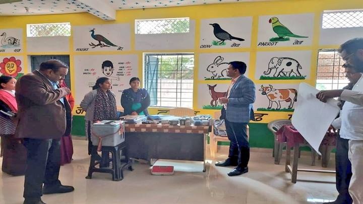 कलेक्टर ने गैरतगंज जनपद के ग्राम मेहगवां में आदर्श आंगनवाड़ी केन्द्र का किया निरीक्षण कलेक्टर ने गैरतगंज जनपद के ग्राम मेहगवां में आदर्श आंगनवाड़ी केन्द्र का किया निरीक्षण