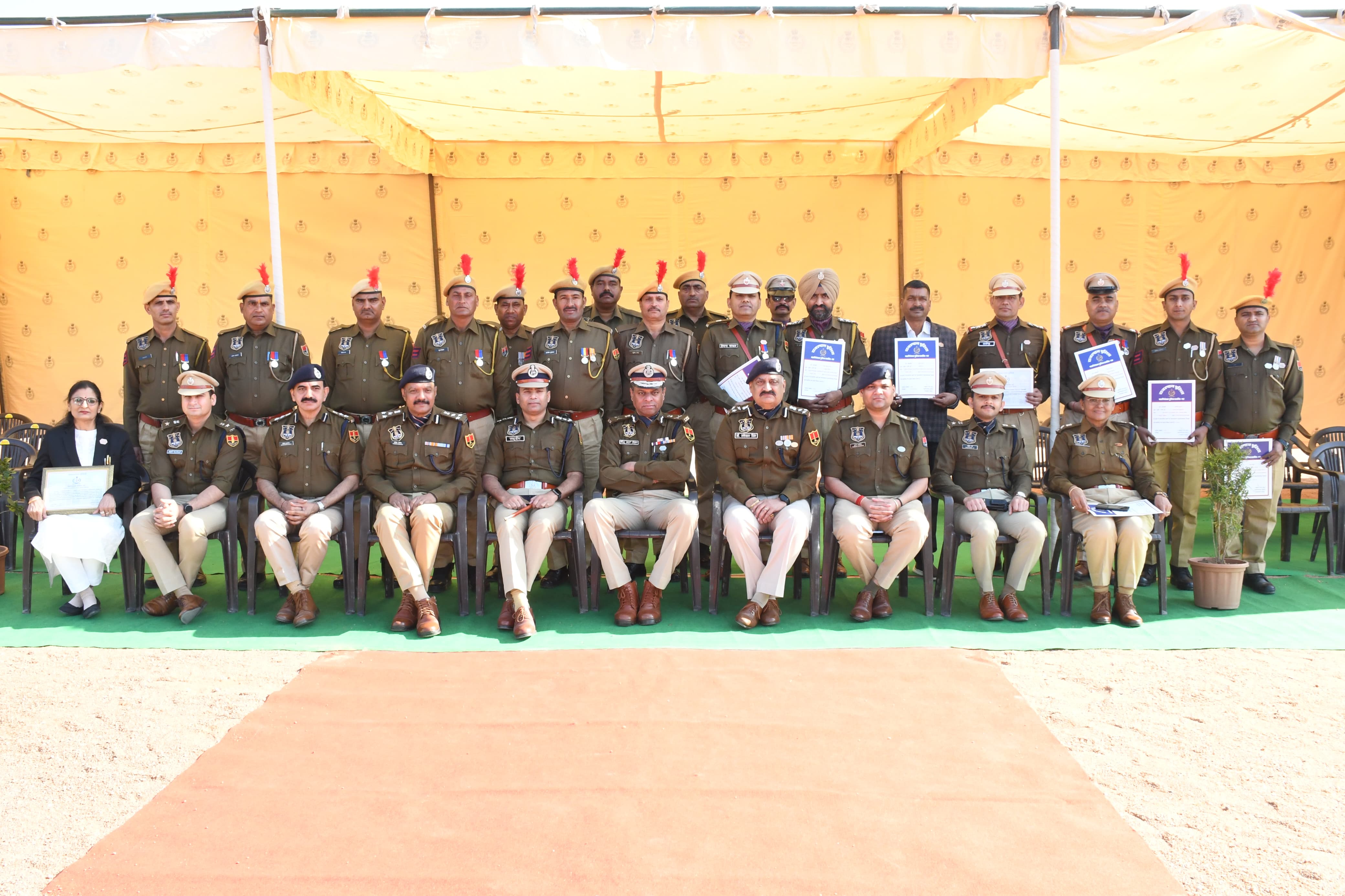 जयपुर पुलिस कमिश्नर ने किया डीजीपी डिस्क एवं प्रशस्ति रोल से सम्मानित जयपुर पुलिस कमिश्नर ने किया डीजीपी डिस्क एवं प्रशस्ति रोल से सम्मानित