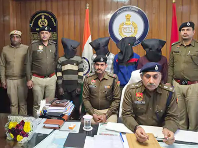 7 Snp-4 सोनीपत: डीसीपी नरेंद्र सिंह पत्रकारों को मामले की जानकारी देते हुए 7 Snp-4 सोनीपत: डीसीपी नरेंद्र सिंह पत्रकारों को मामले की जानकारी देते हुए