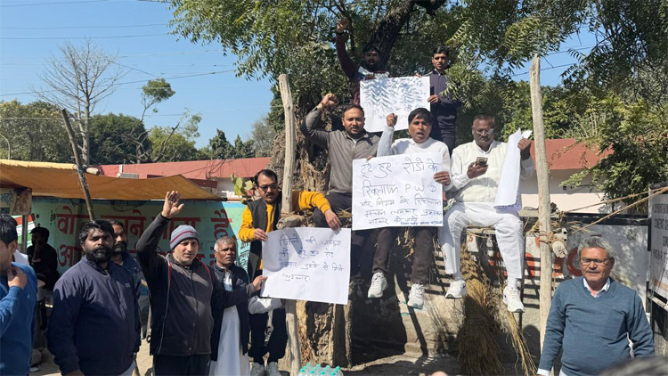 7 Snp-3 सोनीपत: मचान पर बैठकर प्रदर्शन करते हुए जिला पार्षद 7 Snp-3 सोनीपत: मचान पर बैठकर प्रदर्शन करते हुए जिला पार्षद