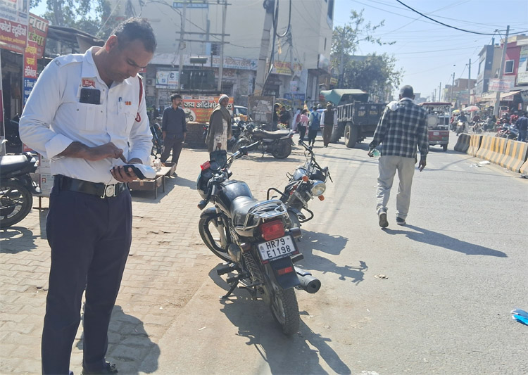7 Snp-6 सोनीपत: वाहनों का चालान करते ट्रैफिक पुलिस कर्मचारी 7 Snp-6 सोनीपत: वाहनों का चालान करते ट्रैफिक पुलिस कर्मचारी