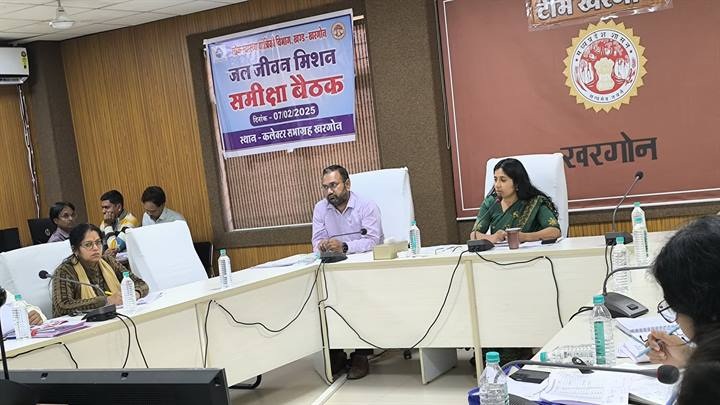 खरगोनः कलेक्टर ने की जल जीवन मिशन के कार्यों की समीक्षा खरगोनः कलेक्टर ने की जल जीवन मिशन के कार्यों की समीक्षा