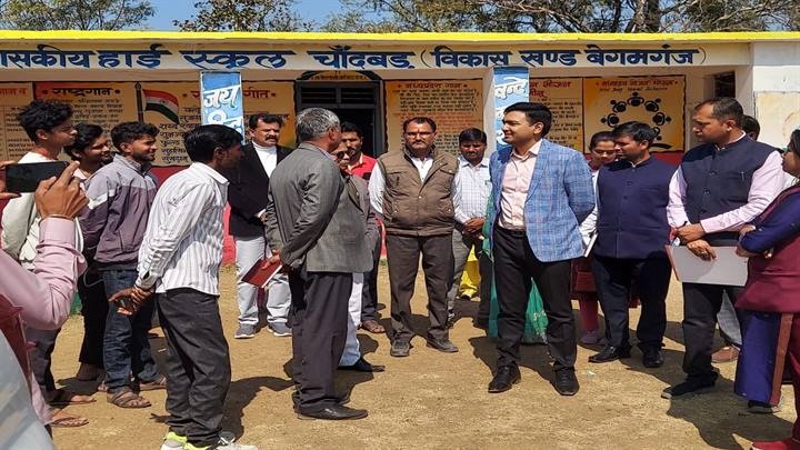 कलेक्टर ने बेगमगंज जनपद क्षेत्र में शासकीय स्कूलों तथा पंचायत कार्यालय का किया निरीक्षण कलेक्टर ने बेगमगंज जनपद क्षेत्र में शासकीय स्कूलों तथा पंचायत कार्यालय का किया निरीक्षण
