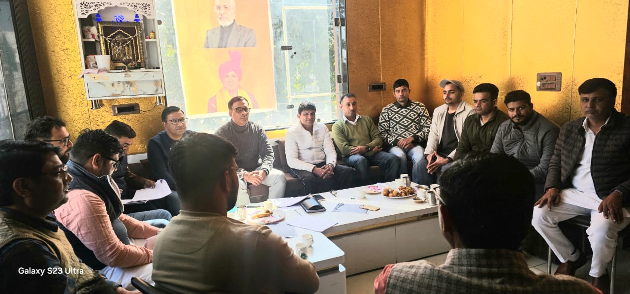 अधिकारियों के साथ विकास कार्यों को लेकर चर्चा करते भाजपा नेता दिनेश कौशिक। अधिकारियों के साथ विकास कार्यों को लेकर चर्चा करते भाजपा नेता दिनेश कौशिक।