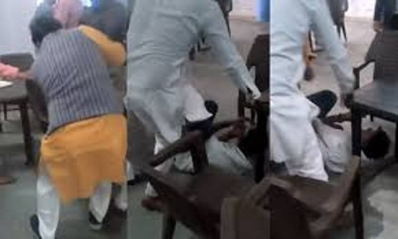 कोर्ट मैरिज करने आए एक युवक की हिंदू संगठन के लोगों ने की पिटाई कोर्ट मैरिज करने आए एक युवक की हिंदू संगठन के लोगों ने की पिटाई