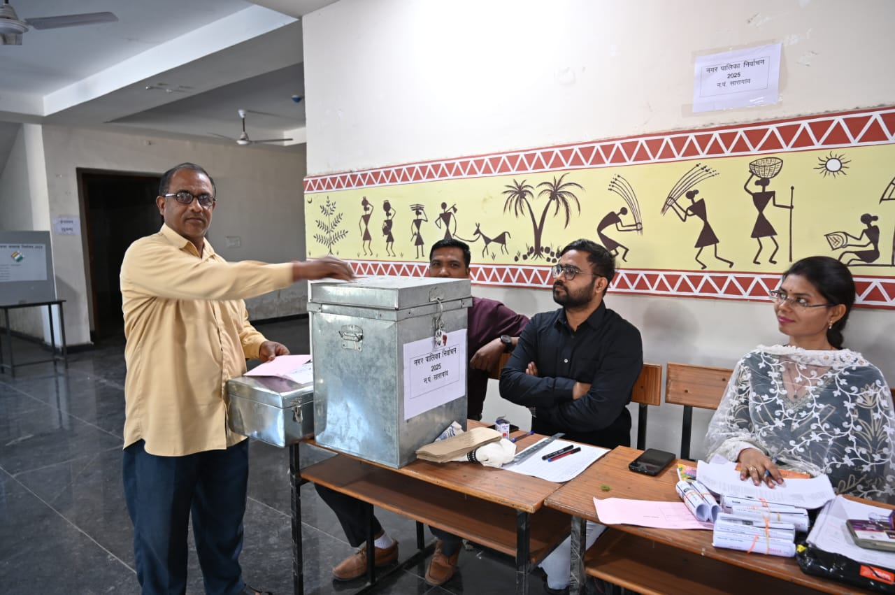 44 अधिकारी-कर्मचारियों ने किया डाक मतपत्र से मतदान 44 अधिकारी-कर्मचारियों ने किया डाक मतपत्र से मतदान