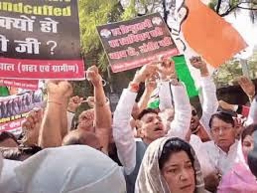 हाथों में जंजीर पहनकर पहुंचे पटवारी हाथों में जंजीर पहनकर पहुंचे पटवारी