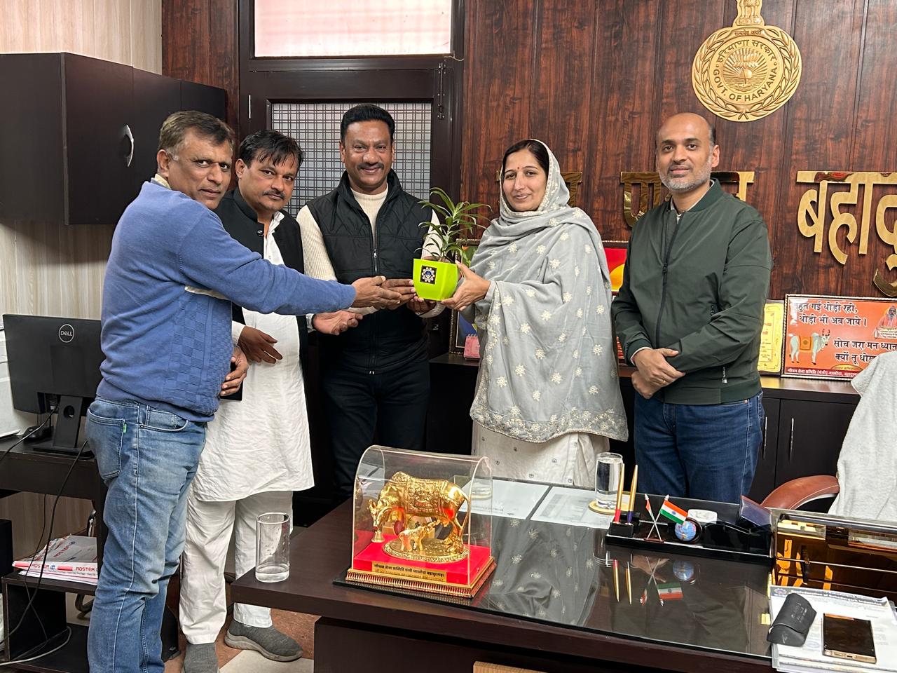 नगर परिषद बहादुरगढ़ की चेयरपर्सन सरोज राठी का अभिनंदन करते कोबी अध्यक्ष प्रवीण गर्ग व अन्य उद्यमी। नगर परिषद बहादुरगढ़ की चेयरपर्सन सरोज राठी का अभिनंदन करते कोबी अध्यक्ष प्रवीण गर्ग व अन्य उद्यमी।