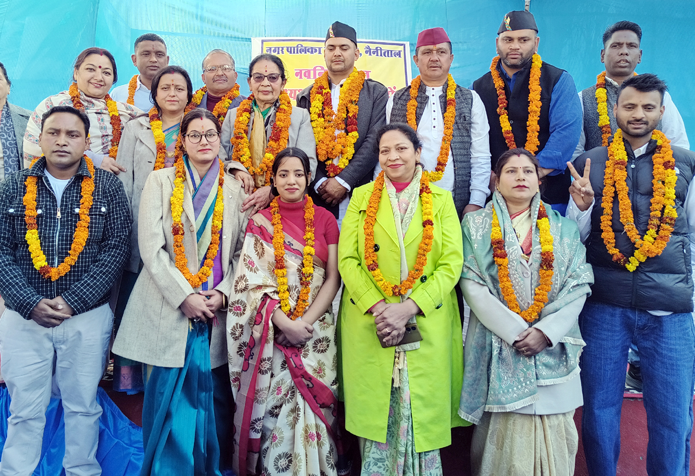 शपथ ग्रहण करने के अवसर पर नैनीताल की नवनिर्वाचित पालिकाध्यक्ष एवं सभासद। शपथ ग्रहण करने के अवसर पर नैनीताल की नवनिर्वाचित पालिकाध्यक्ष एवं सभासद।